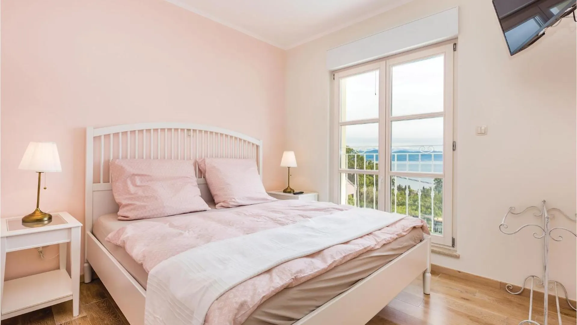 6 Bedroom Cozy Home In 로브란 펜션