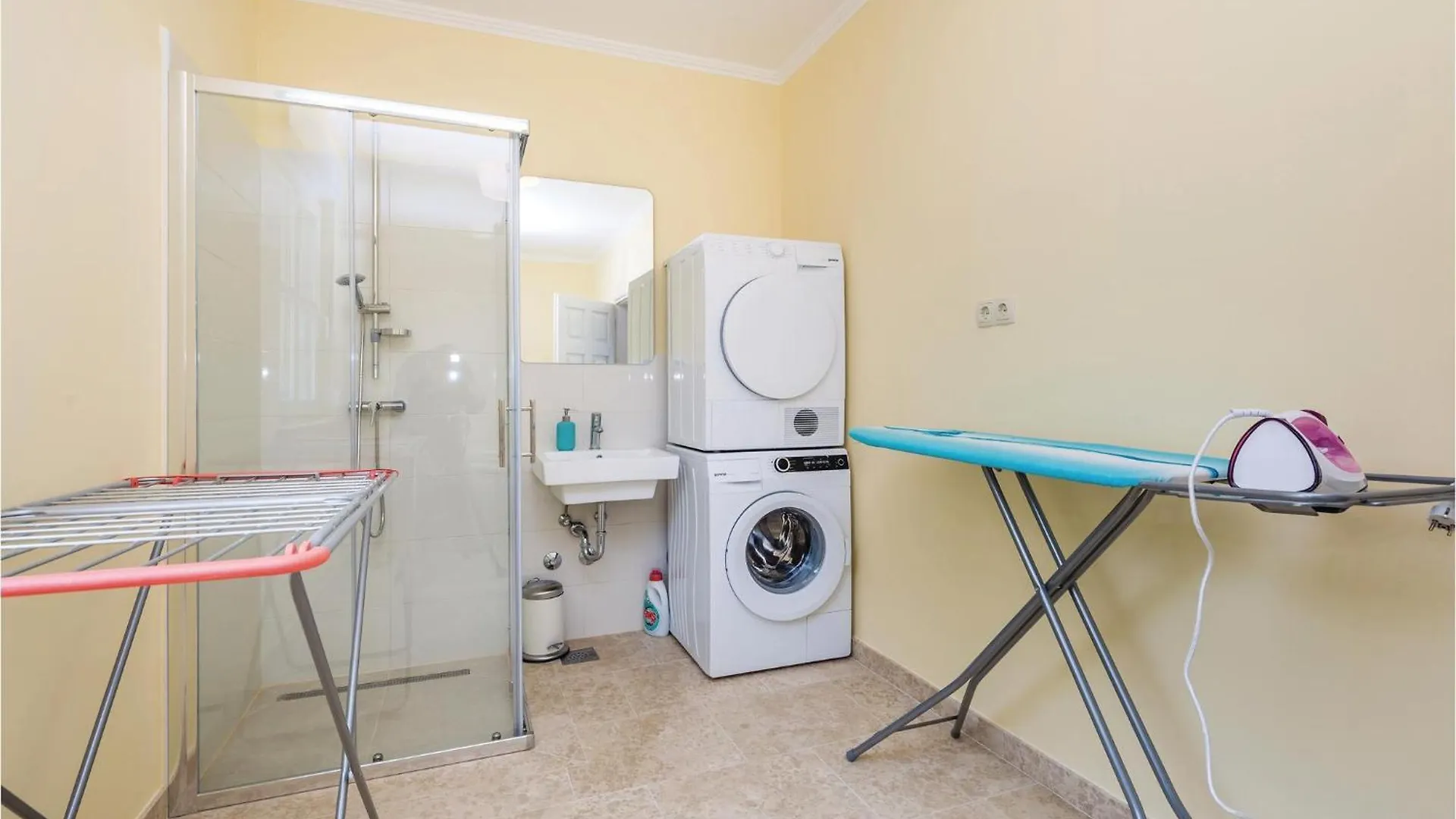 6 Bedroom Cozy Home In 로브란