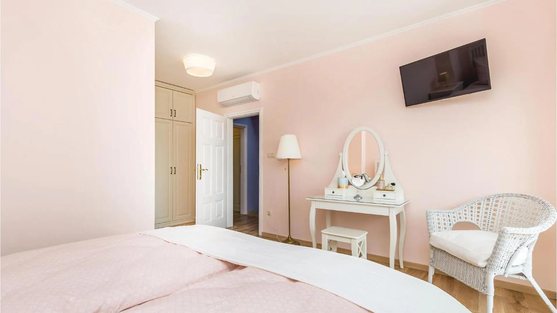 6 Bedroom Cozy Home In 로브란 0*,